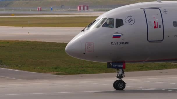 モスクワ ロシア連邦 2021年7月29日 サイドビュー スホーイスーパージェット100 95B 89125アエロフロートはシェレメチェヴォ空港でタクシーをご利用いただけます 外のコックピット 短距離狭体旅客機 — ストック動画