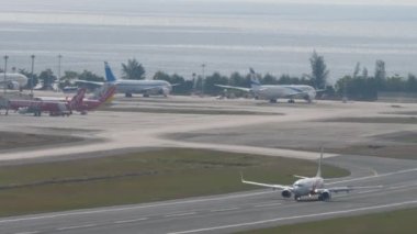 PHUKET, THAILAND - 11 Şubat 2023: Phuket Havaalanı 'na indikten sonra fren yapan Boeing 737, 9M-MXK Malezya Havayolları. Yolcu uçağı piste iniyor. Turizm ve seyahat kavramı