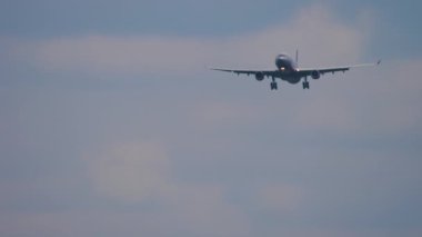 İniş için yaklaşan bir jet yolcu uçağının alt görüntüsü. Uçak inişi, varış. Turizm ve seyahat kavramı