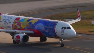 PHUKET, THAILAND - 11 Şubat 2023: Phuket Havaalanı 'nda inanılmaz yeni bölümleri olan AirAsia. Asya 'da ucuz havayolu. Pistteki yolcu uçuşu