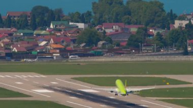 SOCHI, RUSSIA - 29 Temmuz 2022: S7 Airlines 'ın uçakları Sochi havaalanından kalkıyor, arka manzara. Jet uçağı kalkıyor. Uçak ve mavi deniz arka planı. Turizm ve seyahat kavramı