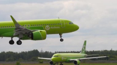 NOVOSIBIRSK, RUSYA FEDERASYONU - 15 Temmuz 2022: Airbus A320, RA-73428 S7 Havayolları 'ndan Tolmachevo havaalanına iniş ve dokunma, yan görüş. Seyahat kavramı