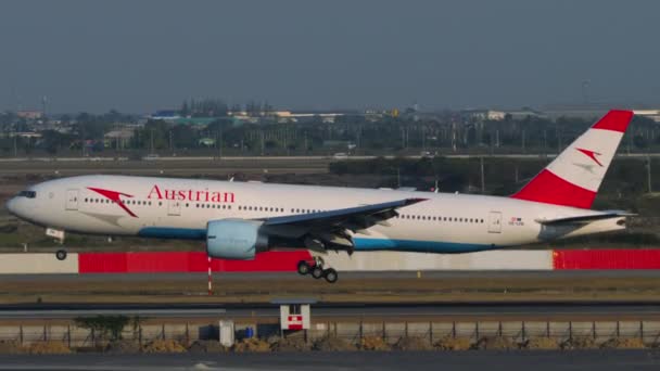 Bangkok Tailandia Enero 2023 Boeing 777 Lpb Austrian Airlines Landing — Vídeo de stock
