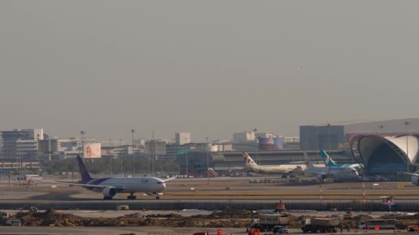 バンコク 2023年1月19日 ボーイング777型機 タイ航空のHs Tkkがスワンナプーム空港で離陸する 広い航空機の出発 平行に2番目の飛行機の着陸 巨大な空港概要 — ストック動画
