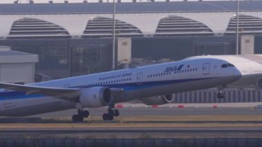 BANGKOK, THAILAND - 19 HAZİRAN 2023: Boeing 787 Dreamliner, JA900A Suvarnabhumi Havaalanından havalandı. Yolcu uçuşu, yan görüş. Büyük, modern havaalanı