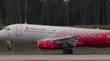 MOSCOW, Rusya Federasyonu - 29 Temmuz 2021: Sukhoi Superjet 100-95B, RA-89114 Rossiya uçağı Sheremetyevo havaalanına indikten sonra fren yapıyor. Seyahat havacılık kavramı