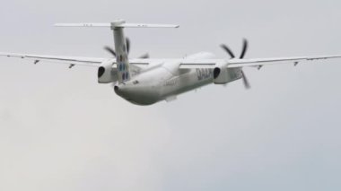ALMATY, KAZAKHSTAN - 4 Mayıs 2019: De Havilland Canada Dash 8-400, Kazaq Air 'in P4-NUR kalkışı, uçuşu, tırmanışı, tırmanışı, dikiz görüntüsü. Turboprop yolcu uçağı