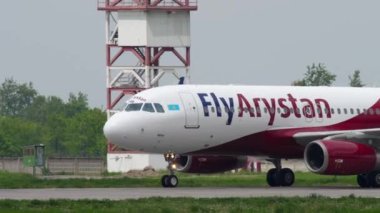 ALMATY, KAZAKHSTAN - 4 Mayıs 2019: Airbus A320, FlyArystan P4-KBB Almaty havaalanında taksicilik. Yolcu uçuşu pistte, yan görüş. FlyArystan Kazakistan düşük maliyetli havayolu