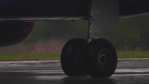 航空会社の地下輸送の映像 大雨の中滑走路に着陸装置タクシー 観光と旅行のコンセプト — ストック動画