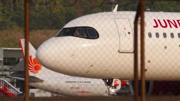 Phuket Thailand Fevereiro 2023 Tiro Juneyao Air Airbus A320Neo Taxiing — Vídeo de Stock