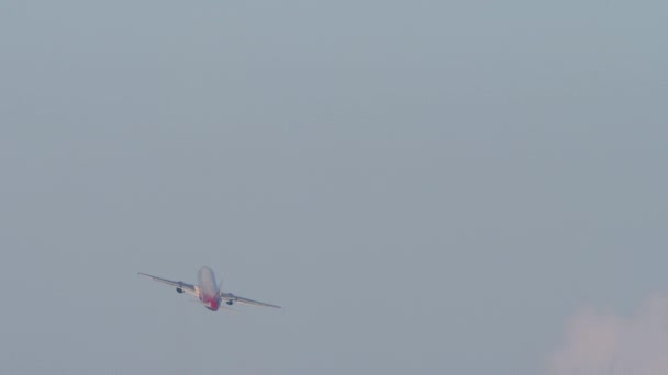 ジェット旅客機の後部ビューを離陸 民間航空機が飛んでいく 出発だ 飛行機が出発する 観光と旅行のコンセプト — ストック動画