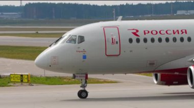 MOSCOW, Rusya Federasyonu - 29 Temmuz 2021: Sukhoi Superjet 100-95B, RA-89060 Rossiya taksicilik Sheremetyevo havaalanında. Jet Rus Havayolları havaalanında. Yakından, dışarıdan kokpit manzaralı.
