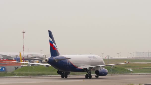 Moscú Federación Rusa Julio 2021 Airbus A320 Aeroflot Taxiway Aeropuerto — Vídeo de stock