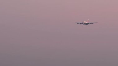 BANGKOK, THAILAND - 19 HAZİRAN 2023: Airbus A380, Suvarnabhumi Havaalanı, Bangkok 'tan yaklaşıyor. Geniş gövde, büyük uçak inişi, yan görüş, uzak plan.