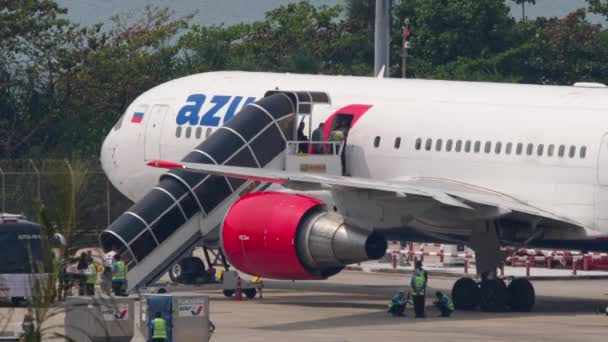 Phuket Thailand February 2023 Cestující Šplhají Žebříku Boeing 767 306Er — Stock video