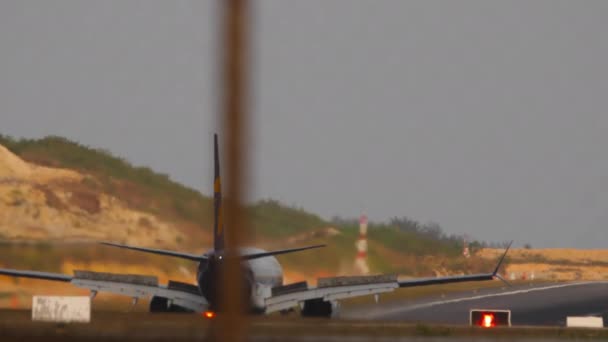 Phuket Thailand 2023年2月16日 后视镜 飞机着陆后刹车 起落架底盘 空中客车A320 Bby飞机在普吉机场滑行 — 图库视频影像