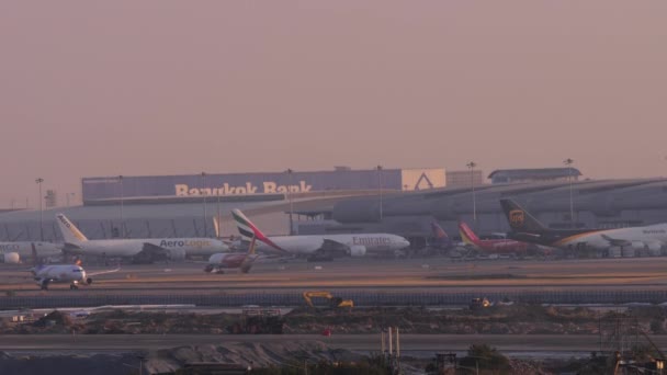 バンコク 2023年1月19日 JetエアバスA320 タイのHs Txuスワンナプーム空港で離陸します 旅客便出発 サイドビュー 巨大な近代的な空港 パノラマビュー — ストック動画