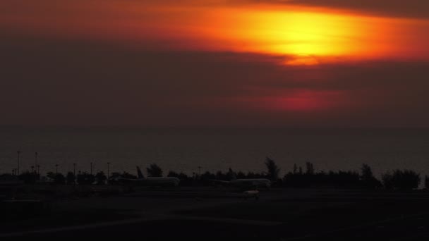 Luchthaven Schilderachtige Zonsondergang Achtergrond Vliegtuigen Silhouet Het Vliegveld Crimson Bewolkte — Stockvideo