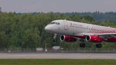 MOSCOW, Rusya Federasyonu - 29 Temmuz 2021: Sukhoi Superjet 100, Rossiya 'ya iniş yapan ve Sheremetyevo havaalanına dokunan RA-89114, yan görüş, orta çekim. Seyahat havacılık kavramı