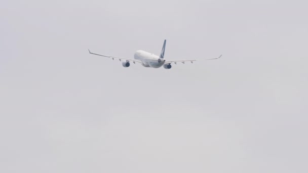 タイのプーケット 2023年2月13日 キャセイパシフィックのエアバスA330離陸 プーケット空港での出発 旅客機の出発の映像 観光と旅行のコンセプト — ストック動画