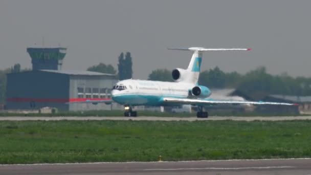Almaty Kazakhstan Května 2019 Letadlo Tupolev 154 Kazachstánu Pojíždí Letišti — Stock video