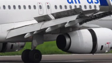 ALMATY, KAZAKHSTAN - 4 Mayıs 2019 Airbus A320-232, Airastana P4-KBD iniş sonrası frenleme, yan görüş. Yolcu uçağı geldi. Flaplar yukarı. Turizm ve seyahat kavramı