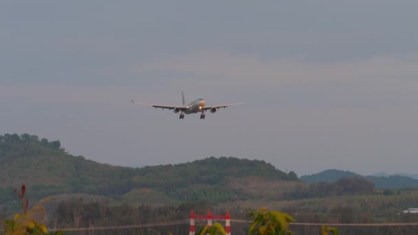 Phuket Thailand Februar 2023 Verkehrsflugzeug Airbus A330 Von Qatar Airlines — Stockvideo