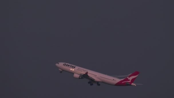 バンコク 2023年1月19日 カンタス航空のエアバスA330が離陸し スワンナプーム空港に登る 旅客便出発 カンタス航空オーストラリア航空 — ストック動画