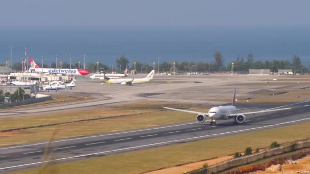 Phuket Thailand February 2023 Airplane Overcking 에미레이트 777 여객기가 공항에서 — 비디오
