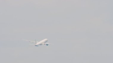 SOCHI, RUSSIA - 3 AĞUSTOS 2022: geniş gövdeli hava yağları havalanıyor. Nordwind 'in Boeing 777' si Sochi havaalanına uçuyor. Uçak kalkıyor. Yolcu uçağı kalkıyor