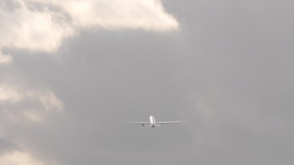 飞机长时间起飞 在多云的天空中爬行 气机起飞 后视镜 喷气式飞机起飞 旅游和航空概念 — 图库视频影像