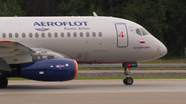 Moscow Russian Federation Juli 2021 Passagiersvliegtuig Zijaanzicht Sukhoi Superjet 100 — Stockvideo