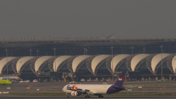 バンコク 2023年3月1日 バンコクのスワンナプーム空港に着陸後 貨物キャリアのボーイング767 N106Feのフェデックスブレーキ サイドビュー輸送機到着 — ストック動画