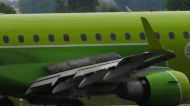 ALMATY, KAZAKHSTAN - 4 Mayıs 2019: Yolcu uçağı Embraer E170, S7 Airlines 'ın VQ-BYG' si Almaty havaalanına indikten sonra fren yapıyor, yan görüş. Yolcu uçağı geliyor. Jet pistte, yakın plan