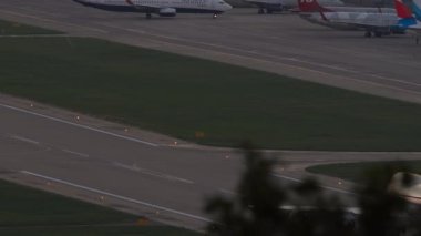 SOCHI, RUSSIA - 28 Temmuz 2022: Geniş gövdeli devasa Rossiya ağır uçakları Sochi havaalanından kalkış için hızlanıyorlar, arka görüş. Jumbo jet kalkışı, alacakaranlık, günbatımı