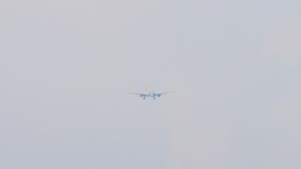 着陸前に認識できない中継を備えたジェット機の映像 航空会社の降下 フロントビューの長いショット — ストック動画