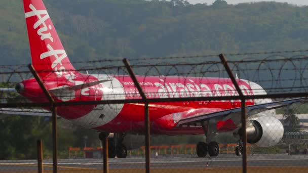 Phuket Thailand 2023年2月10日 客机A320 Bbw Airasia在普吉机场起飞 后视镜 飞机起飞了旅游概念 — 图库视频影像