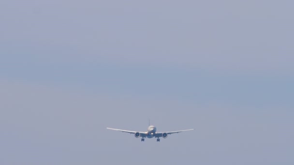Passagerarjetplan Närmar Sig Landning Underifrån Flygplan Himlen Flygankomst Lufttransportkoncept — Stockvideo