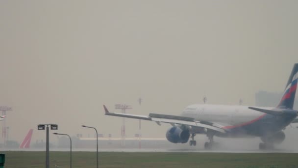 Moscow Russian Federation Lipiec 2021 Samolot Hamujący Aeroflot Mokrym Pasie — Wideo stockowe