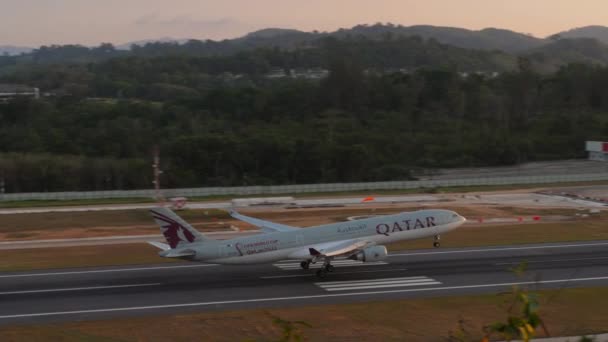 Phuket Thailand Február 2023 Qatar Airlines Airbus A330 Repülőgépének Felvételei — Stock videók
