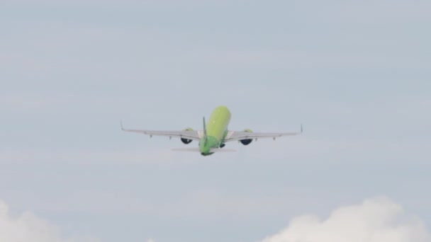 Passenger Airliner Flies Away Climb Rear View Flight Departure Airplane — Stock Video