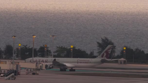 Phuket Thailand Şubat 2023 Phuket Havaalanında Taksicilik Yapan Katar Havayolları — Stok video