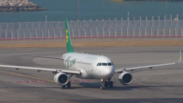 Hong Kong Kasım 2019 Airbus A320 214 Spring Airlines Dan — Stok video