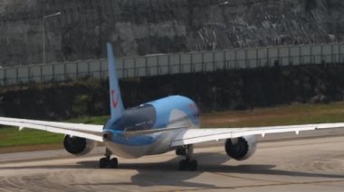 PHUKET, THAILAND - 13 Şubat 2023: Phuket havaalanında TUI 'nin Boeing 787 Dreamliner' ı. Uçak dönüyor, yan görüş. Dışarıdaki kokpite yakın çekim.