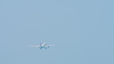 SOCHI, RUSSIA - HAZİRAN 01, 2022: Yolcu uçağı Airbus A330-243, RA-73270 Nordwind Airlines havalanıyor ve Sochi havaalanına tırmanıyor. Uçak kalkıyor.