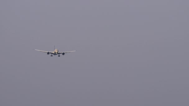 飞机接近着陆 下降到机场 前视镜 远距离拍摄 — 图库视频影像