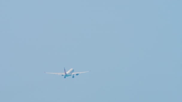 ロシア 2022年8月1日 旅客機エアバスA330 243 ノルトウィンド航空のRa 73270が離陸し ソチ空港 リアビューに登る 飛行機の出発 — ストック動画