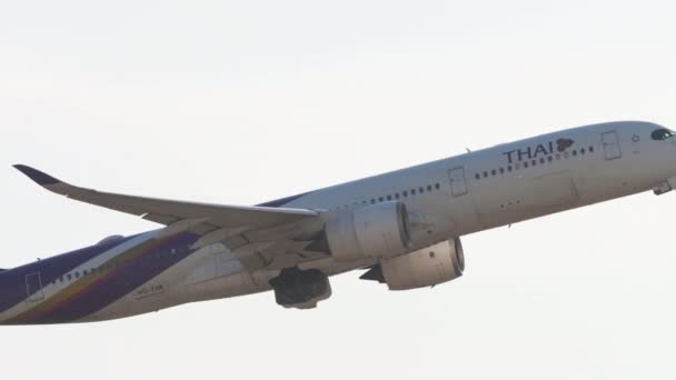 バンコク 2023年1月19日 商業航空機エアバスA350 タイ航空のHs Thkが離陸します サイドビュー 飛行機の出発 旅客便登山 — ストック動画