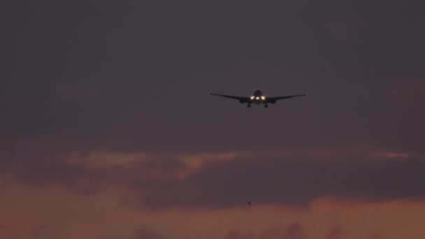 Jet Passenger Plane Headlights Approaching Land Night Sky Airplane Descending — Stok Video
