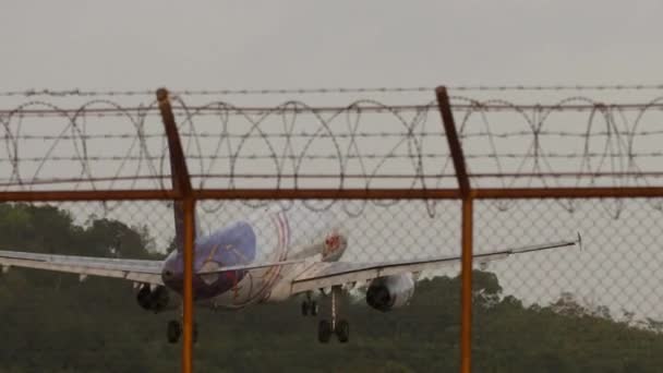 Phuket Thailand 2023年2月16日 泰国的喷气式飞机在日落时起飞 飞机来了飞机在朦胧的天空中降落 在跑道上刹车 弹跳起来 机场围栏 — 图库视频影像